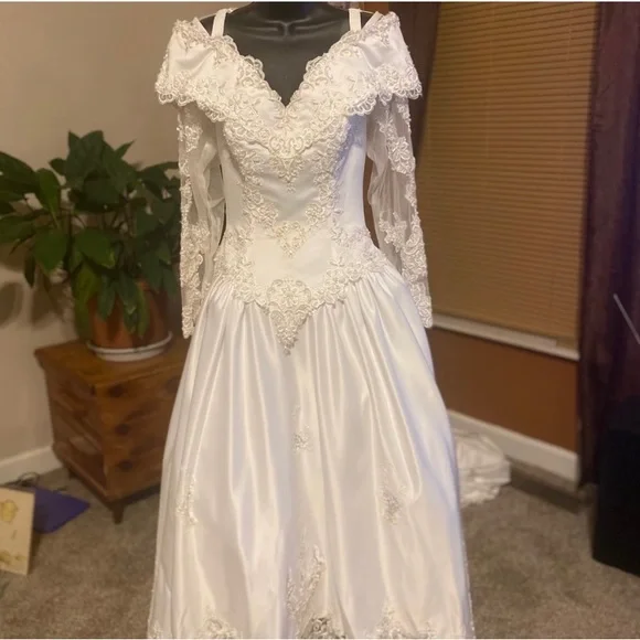 Lady eleanor | Other | Lady Eleanor Wedding Dress White Size 4 Petite |  Poshmark